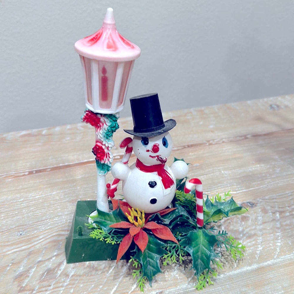 Kitsch Snowman with Holly and Streetlamp 1950's